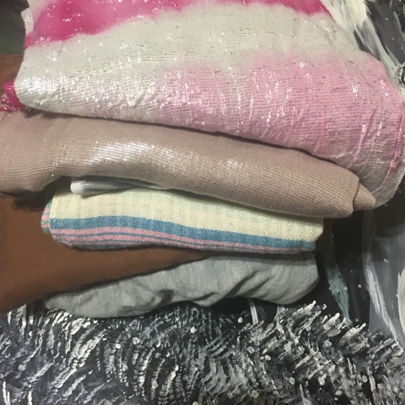 Scarfs beanie hats slippers lot mint condition - Picture 7 of 8